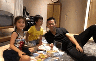 联手，两位被禁足球员汪嵩和历鸿为足球精英训练营招募学员